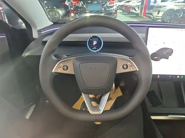 Tesla Model 3 — Фото автомобиля 10