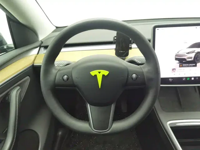 Tesla Model Y — Фото автомобиля 11