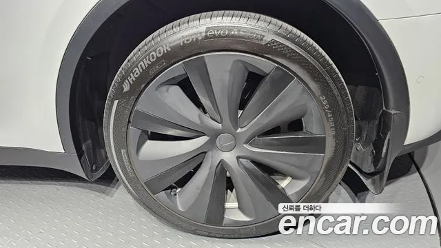 Tesla Model Y — Фото автомобиля 6