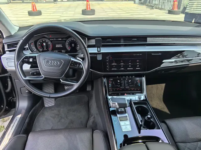 Audi A8 — Фото автомобиля 4