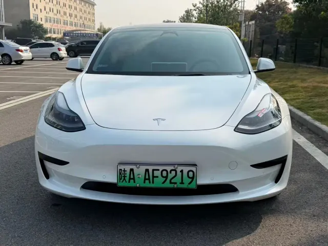 Tesla Model 3 — Фото автомобиля 2