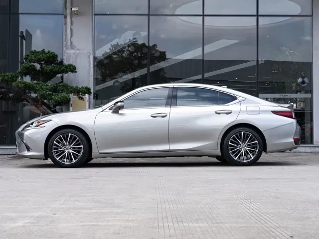 Lexus ES — Фото автомобиля 4