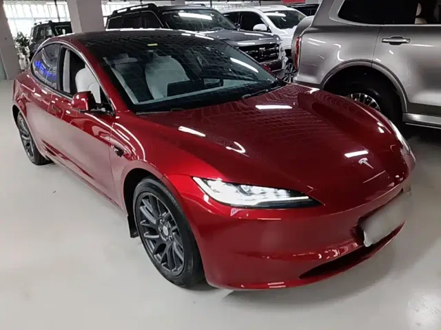 Tesla Model 3 — Фото автомобиля 3