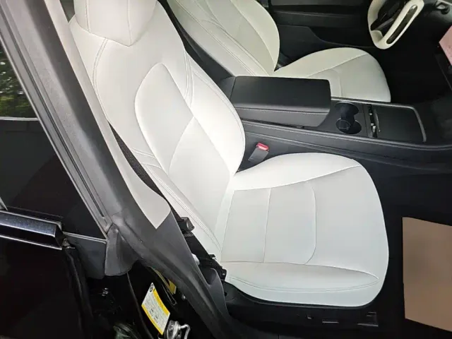 Tesla Model 3 — Фото автомобиля 24