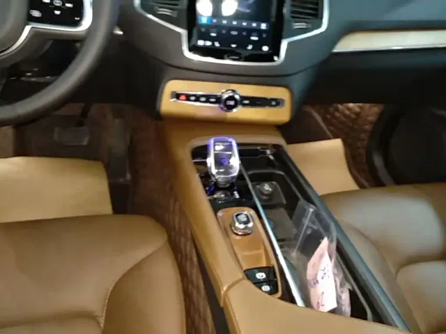 Volvo XC90 — Фото автомобиля 13