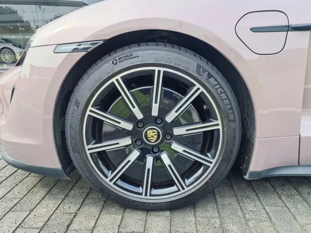 Porsche Taycan — Фото автомобиля 10