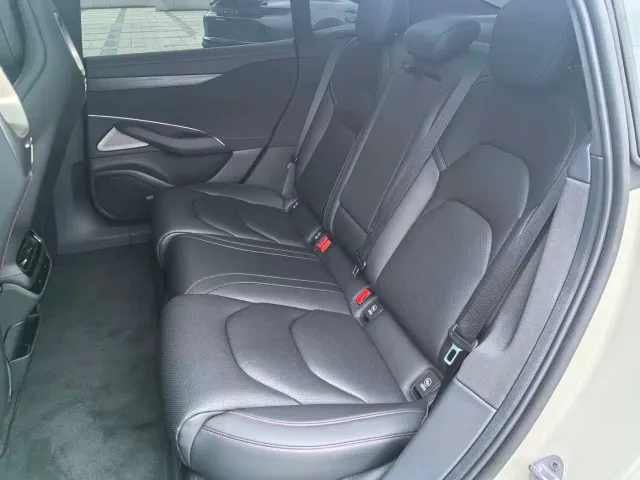 Xiaomi SU7 — Фото автомобиля 8