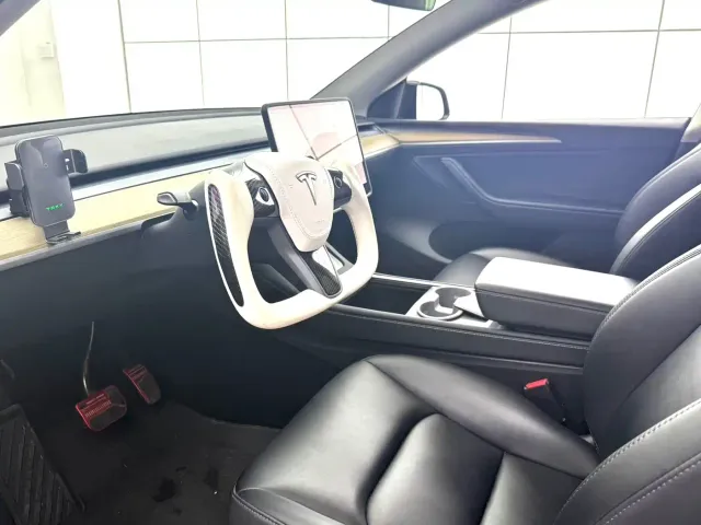 Tesla Model Y — Фото автомобиля 13