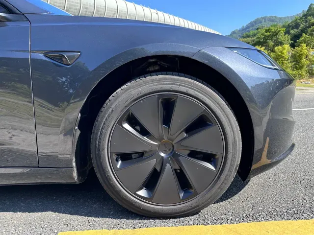 Tesla Model 3 — Фото автомобиля 10