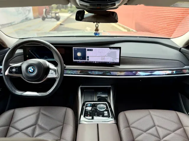 BMW i7 — Фото автомобиля 14