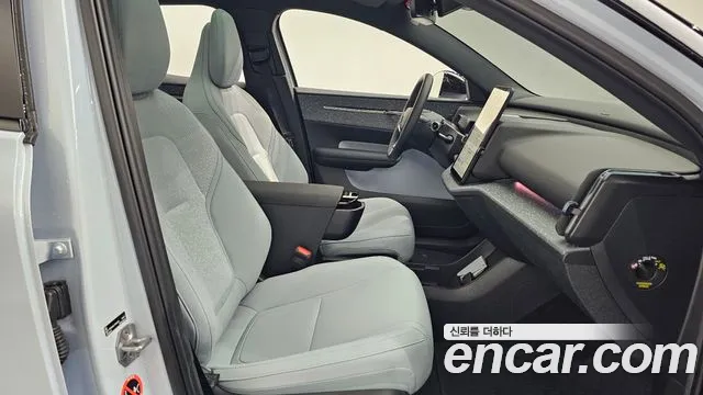 Volvo EX30 — Фото автомобиля 10