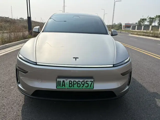 Фотография автомобиля — Tesla Model Y L