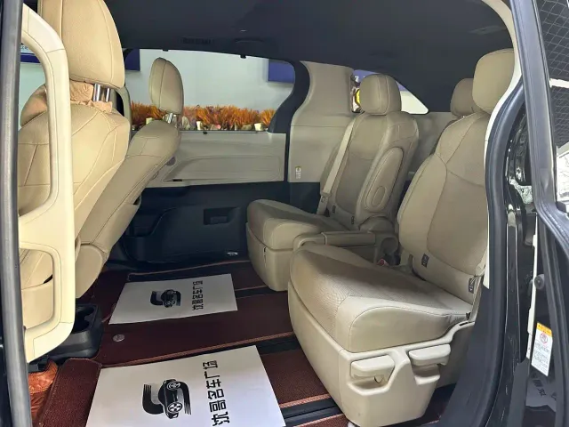 Toyota Sienna — Фото автомобиля 5
