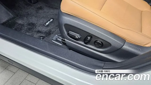 Lexus UX — Фото автомобиля 28