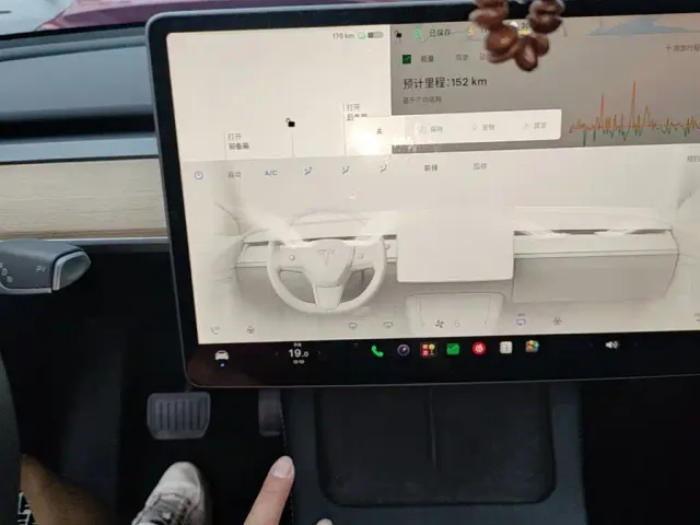 Tesla Model Y — Фото автомобиля 12