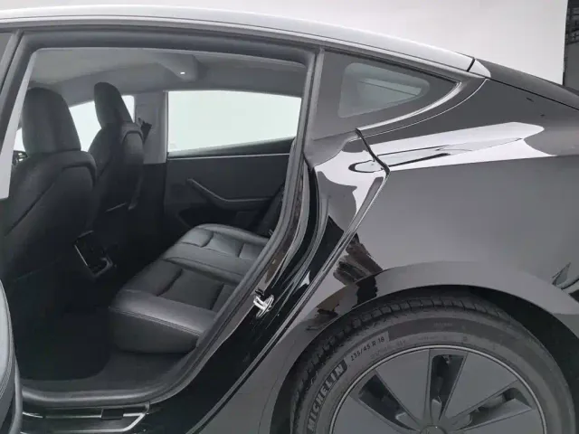 Tesla Model 3 — Фото автомобиля 15