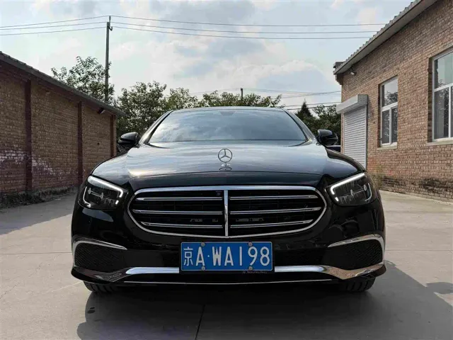 Mercedes-Benz E-Class — Фото автомобиля 3