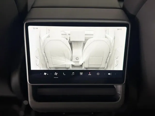 Tesla Model Y — Фото автомобиля 14