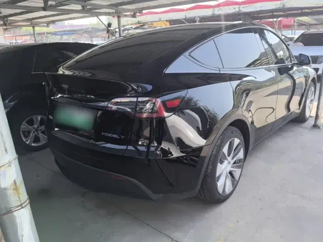 Tesla Model Y — Фото автомобиля 6
