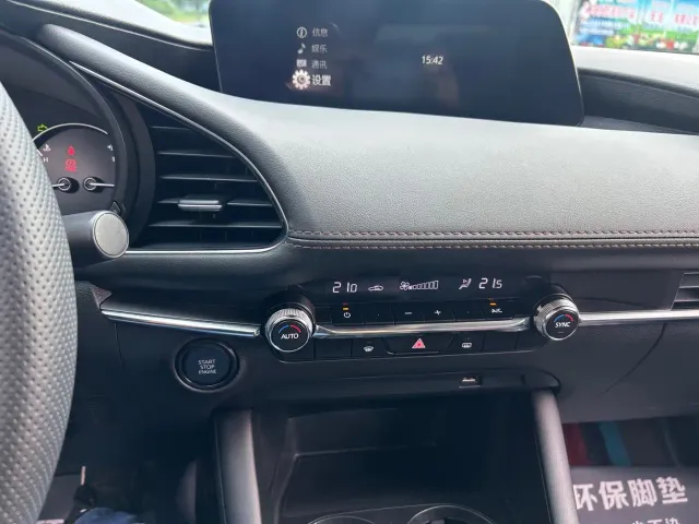 Mazda Axela — Фото автомобиля 11