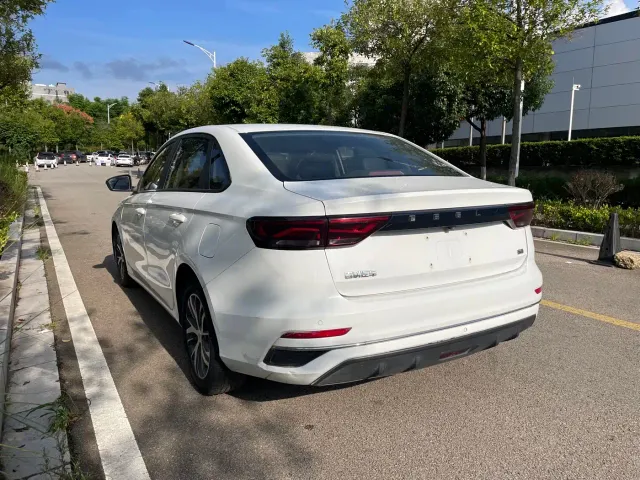 Geely Emgrand — Фото автомобиля 18