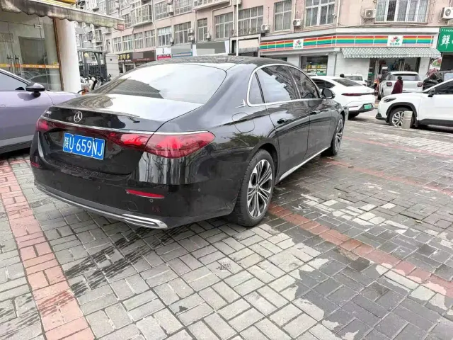 Mercedes-Benz E-Class — Фото автомобиля 3