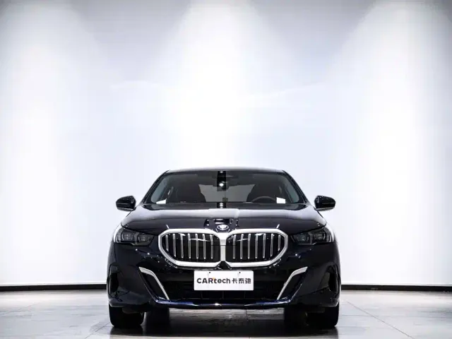 BMW 5 Series — Фото автомобиля 3