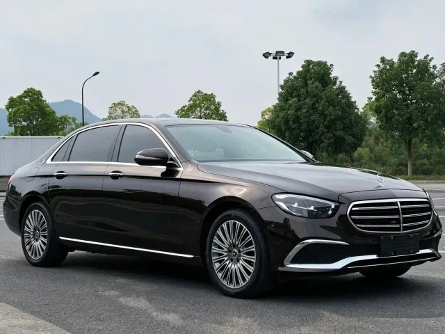 Mercedes-Benz E-Class — Фото автомобиля 3