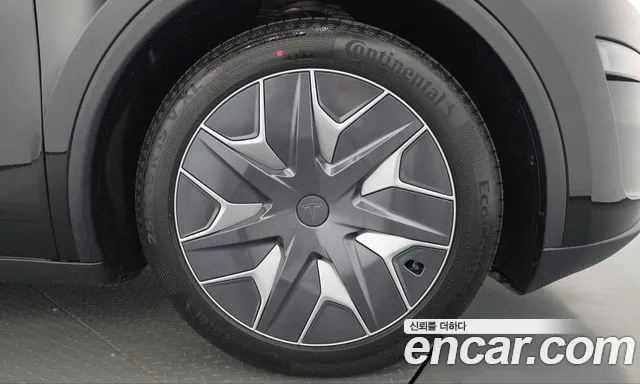 Tesla Model Y — Фото автомобиля 6