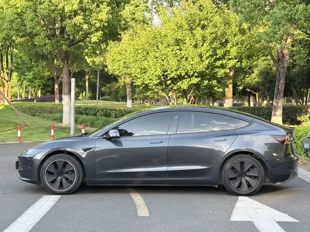 Tesla Model 3 — Фото автомобиля 4