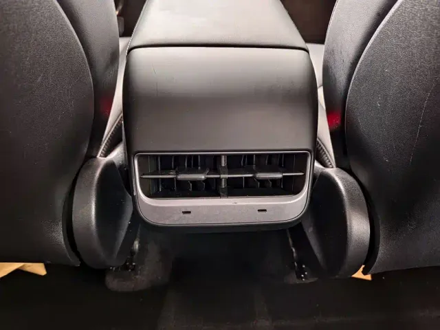 Tesla Model Y — Фото автомобиля 9