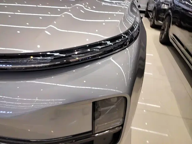 Li Auto L8 — Фото автомобиля 23