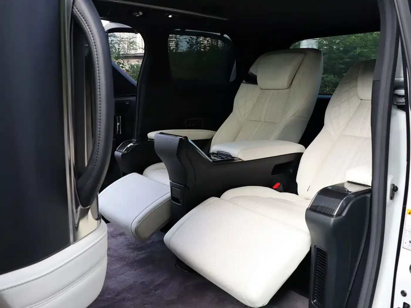 Lexus Lexus LM 2020 300h 4-Seat Imperial Edition — Фото автомобиля 11