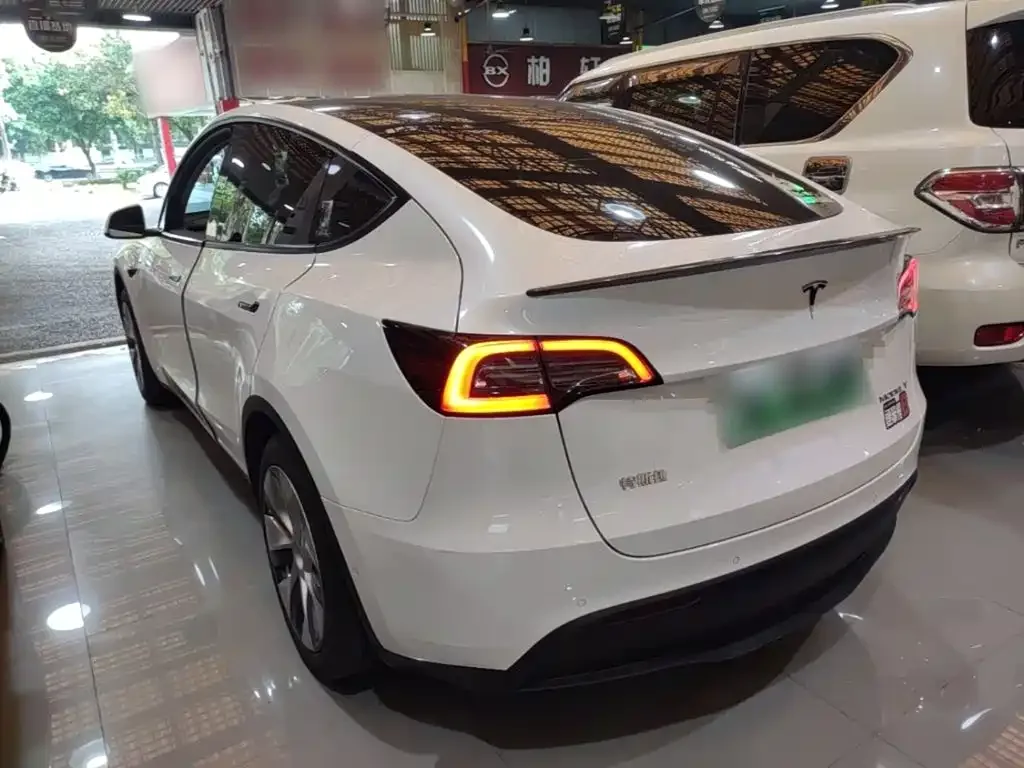 Tesla Model Y 2022 Rear-Wheel Drive Version — Фото автомобиля 4