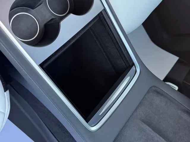 Tesla Model Y — Фото автомобиля 22