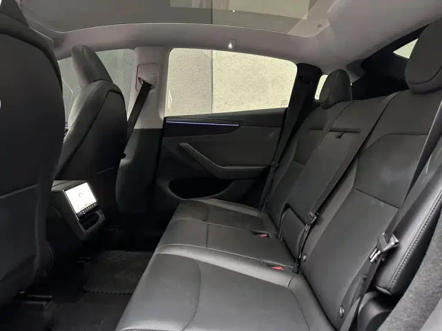 Tesla Model Y — Фото автомобиля 11