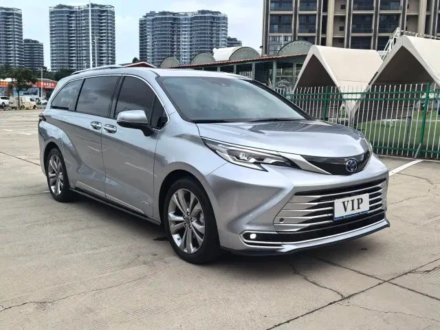 Toyota Sienna — Фото автомобиля 4