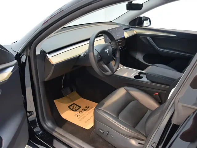 Tesla Model Y — Фото автомобиля 5
