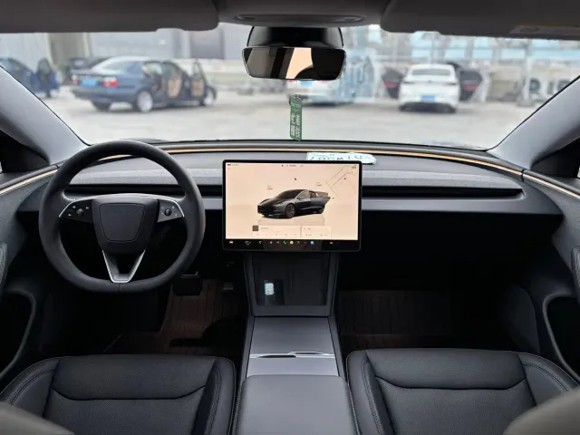Tesla Model 3 — Фото автомобиля 5