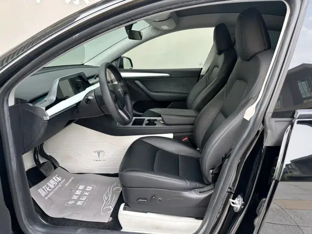 Tesla Model Y — Фото автомобиля 11
