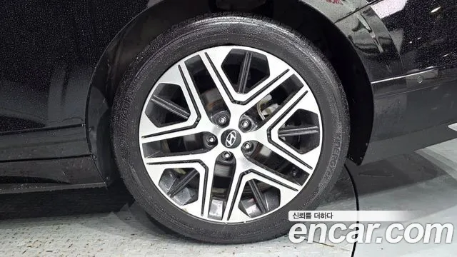 Hyundai Grandeur Grandeur (GN7) 2.5 Бензин 2WD — Фото автомобиля 19
