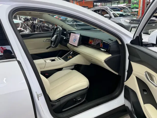 BYD Qin L — Фото автомобиля 16
