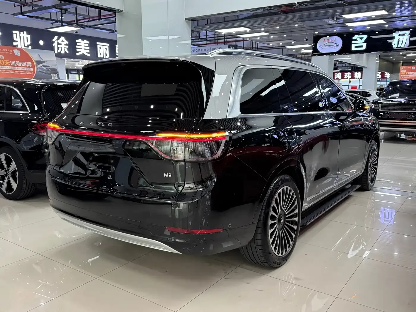 AITO Wenjie AITO M9 2024 Extended Range Ultra 42kWh 6-Seater — Фото автомобиля 5
