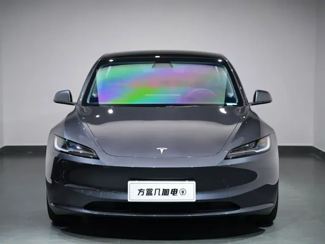 Tesla Model 3 — Фото автомобиля 18