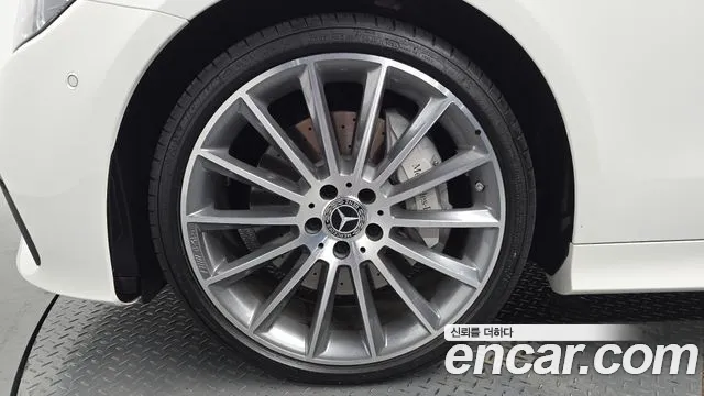 Mercedes-Benz E-Class — Фото автомобиля 5