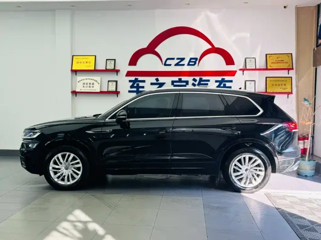 Volkswagen Touareg — Фото автомобиля 4