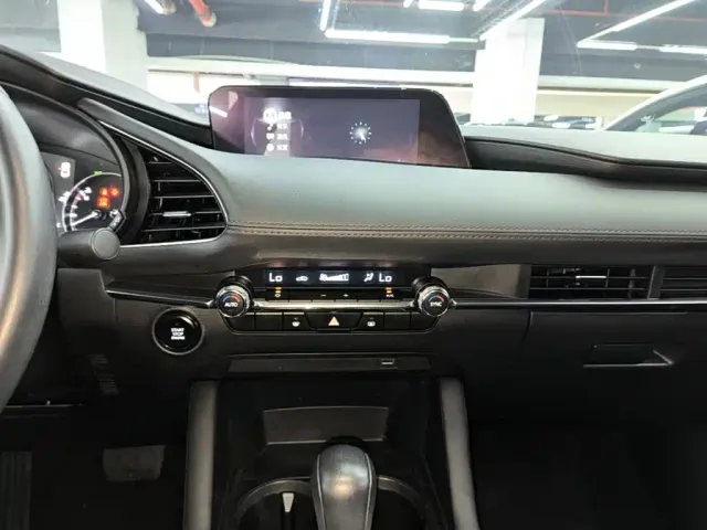 Mazda Axela — Фото автомобиля 8