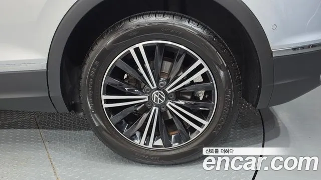 Volkswagen Tiguan Tiguan 2 поколение 2.0 TDI Premium — Фото автомобиля 18