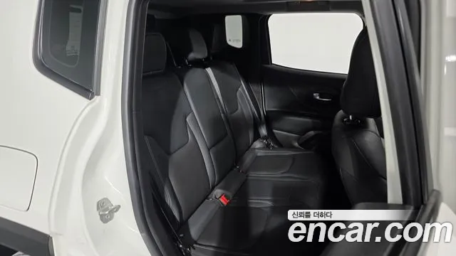Jeep Renegade — Фото автомобиля 11