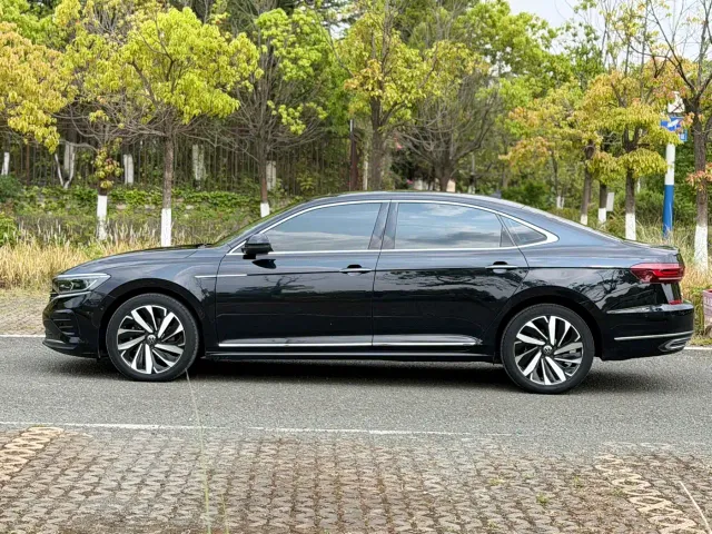 Volkswagen Passat — Фото автомобиля 3